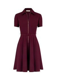 Bordeauxfarbenes Kleid mit kurzen Ärmeln, Kragen, Reißverschluss und tailliertem Gürtel. Ausgestellter Rock, aus glattem Stoff mit matter Oberfläche.