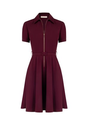 Robe bordeaux à manches courtes, col, fermeture zippée et taille ceinturée. Jupe évasée, fabriquée en tissu lisse avec une finition mate.
