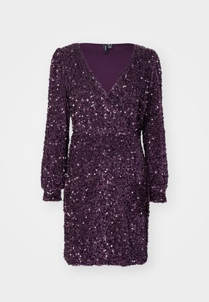 Vestido roxo de lantejoulas com mangas longas, decote em V e cintura ajustada. Apresenta uma superfície texturizada a partir de lantejoulas, criando um efeito brilhante.