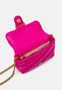 Pinko LOVE BABY - Soma ar siksnu pāri ķermenim - pink