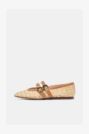 Μπεζ υφαντό επίπεδο παπούτσι με μυτερή μύτη, δύο καφέ δερμάτινα λουριά και χρυσά τοκάκια σε λευκό φόντο.