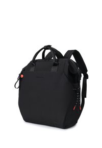 Sac à dos noir avec doubles poignées, bretelles rembourrées, poche frontale zippée et petit détail de tirette rouge sur fond blanc.