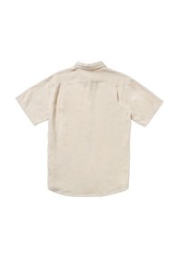 Camisa corta de manga corta color crema, hecha de tela ligera, con cuello clásico, yugo trasero y diseño de dobladillo recto.