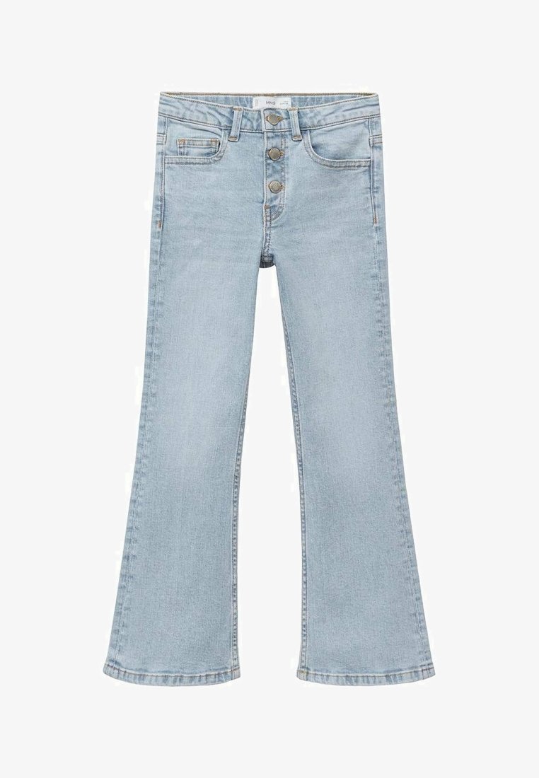 Jean en denim bleu clair avec taille haute, trois boutons métalliques, poches avant et jambes légèrement évasées.