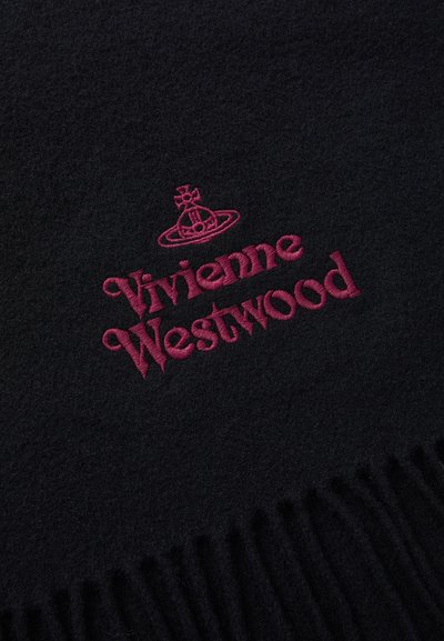 Tecido preto com o logótipo bordado em bordô da Vivienne Westwood e símbolo do orbe acima, texturizado com uma borda franjada na parte inferior.