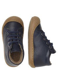 Navy modré kožené boty s kulatými špičkami, béžové gumové podrážky a šněrovacím designem. Obsahují měkkou vnitřní podšívku pro pohodlí.