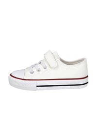 Zapatilla deportiva de lona blanca con puntera y suela de goma, cuenta con cordones elásticos, una tira de velcro y franjas contrastantes en rojo y negro en la suela.