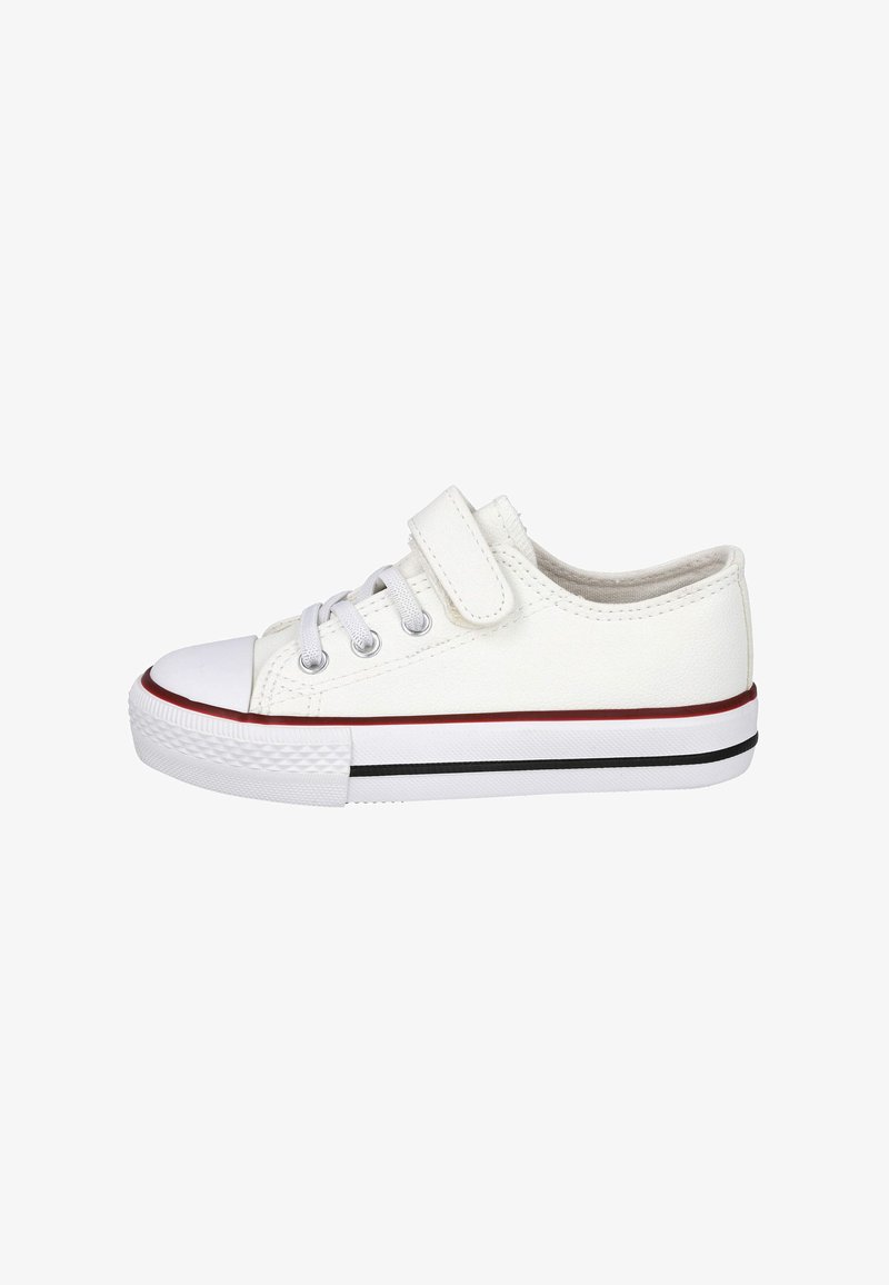 Zapatilla deportiva de lona blanca con puntera y suela de goma, cuenta con cordones elásticos, una tira de velcro y franjas contrastantes en rojo y negro en la suela.