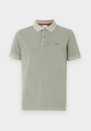 Polo-shirt vert clair en coton. Il possède un col, une patte de boutonnage à deux boutons et un petit logo brodé sur la poitrine. Manches courtes.
