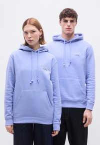 Hellviolette Kapuzenpullover mit Kängurutaschen, Kordelzügen an der Kapuze und besticktem "TOMMY"-Logo auf der Brust. Weicher, strukturierter Stoff.