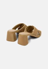 Sandali con tacco blocco color tan, caratterizzati da una proposta di design a strisce trapuntate, con una texture liscia e un tallone aperto, ideali per un look casual.