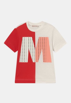 Kortærmet T-shirt med halvt rød, halvt hvid farveblok-design og stor "M" foran, mønstret med gentaget "Marni" tekst.