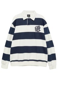 Duge rukavice rugby majica s mornarsko plavim i bijelim horizontalnim prugama, bijelim ovratnikom i izvezenim monogramom na lijevoj prsnoj strani.