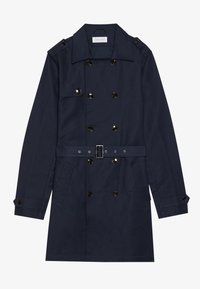 Mörkblå trenchcoat med dubbelknäppta knappar, bälte och axelklaffar. Tillverkad av mjukt tyg. Har sidofickor och en klassisk krage.