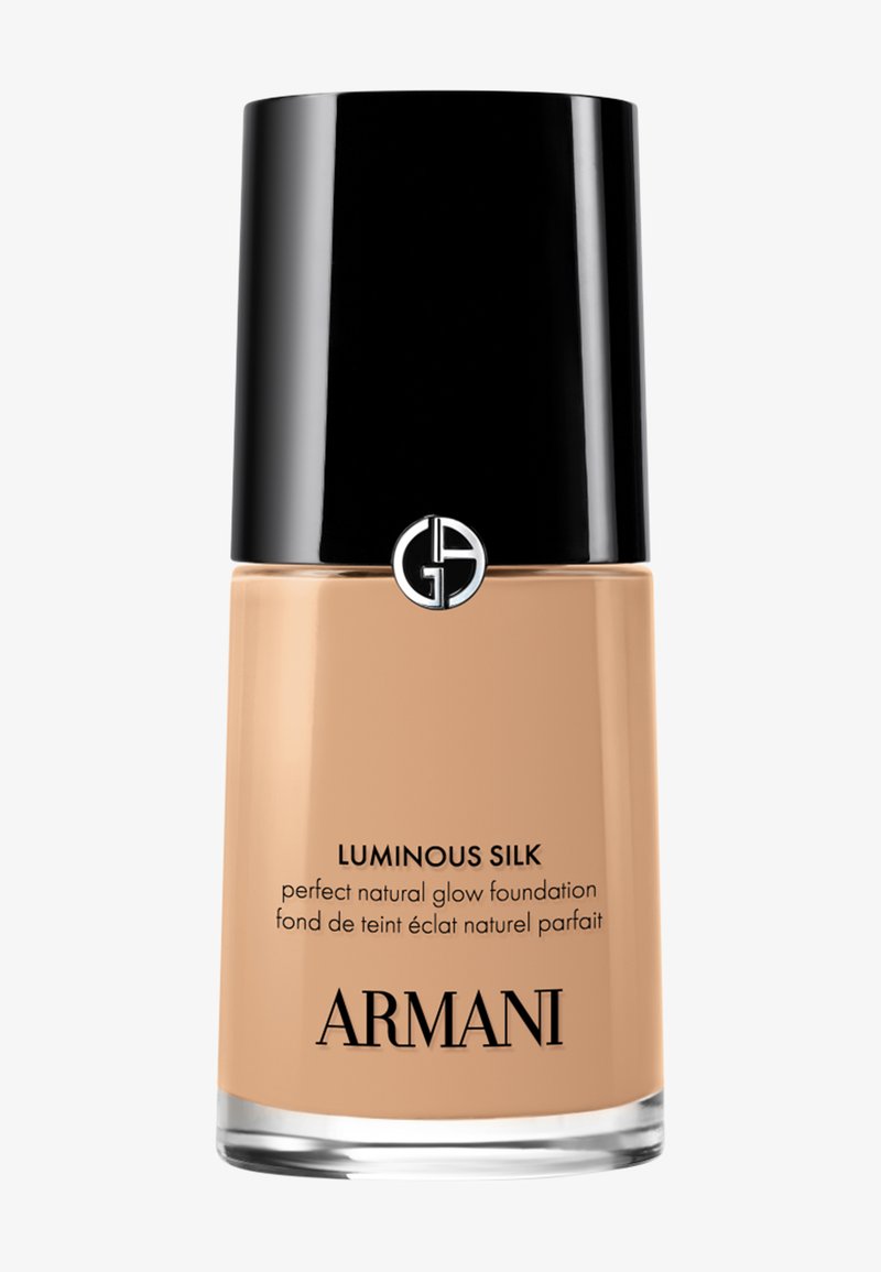 Flacon de fond de teint Armani Luminous Silk avec bouchon noir, liquide beige à l'intérieur et détail du logo sur le devant.
