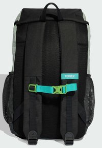 Čierny a sivý batoh s horným držadlom, bočnými sieťovými vreckami, nastaviteľnými popruhmi a jasne tyrkysovou prackou s nápisom "TERREX".