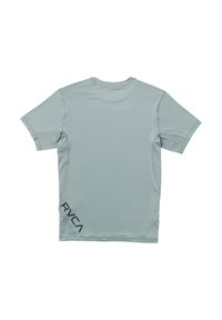 Camiseta deportiva de color azul claro con mangas cortas, cuello redondo y un panel de malla a los lados. Presenta el logo "RVCA" en negro en la parte inferior izquierda.
