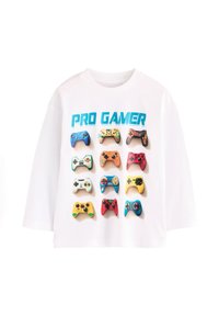Hvid t-shirt med korte ærmer, der har et farverigt motiv af forskellige spilcontrollere og teksten "PRO GAMER" i blåt. Behageligt bomuldsmateriale.