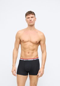 Čierne bavlnené boxerky s elastickým pásom v šedej a červenej farbe s logom Nike. Navrhnuté na priliehavý strih, s predným vreckom.