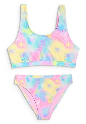 Pastelowy zestaw bikini tie-dye z wzorami rozgwiazd, muszli, koralowców i wodorostów na górnej i dolnej części.