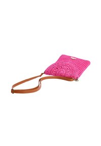 Bolso de hombro de ganchillo rosa con un patrón circular texturizado, que presenta una correa ajustable marrón y un pequeño acento de hardware.