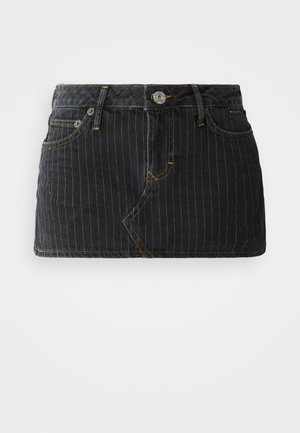 Schwarzer Denim-Minirock mit vertikalen Nadelstreifen, verfügt über fünf Taschen, akzentuiert mit gelben Nähten und hat einen vorderen Knopfverschluss.