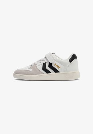 Hvide sneakers med grå svindelelementer, sorte striber og en velcro-rem. Har en struktureret gummisål og et gyldent logo.