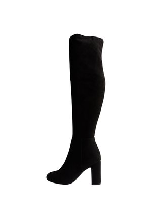 Schwarzer kniehoher Stiefel aus Wildleder mit rundem Zehenbereich und Blockabsatz, von der Außenseite auf weißem Hintergrund gezeigt.