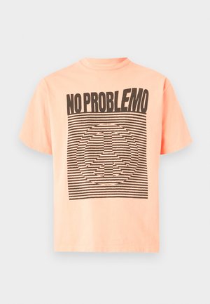 Virsvärvi lühikese varrukaga T-särk intensiivse musta tekstiga "NO PROBLEMO" ja triibulise rahusümboli pildiga esiküljel.