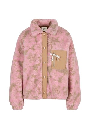Różowo-beżowa puszysta kurtka z zapięciem na guziki z przodu oraz beżową kieszenią na piersi na zamek z białą, oznakowaną tasiemką do ściągania.