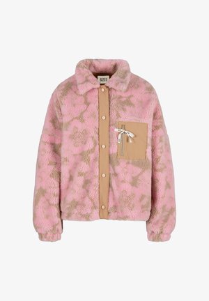 Różowo-beżowa puszysta kurtka z zapięciem na guziki z przodu oraz beżową kieszenią na piersi na zamek z białą, oznakowaną tasiemką do ściągania.