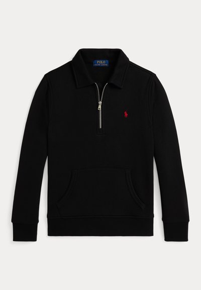 Pullover in pile nero con colletto a mezza zip, tasca frontale tipo kangaroo, polsini a coste e un piccolo logo rosso sul lato sinistro del petto.