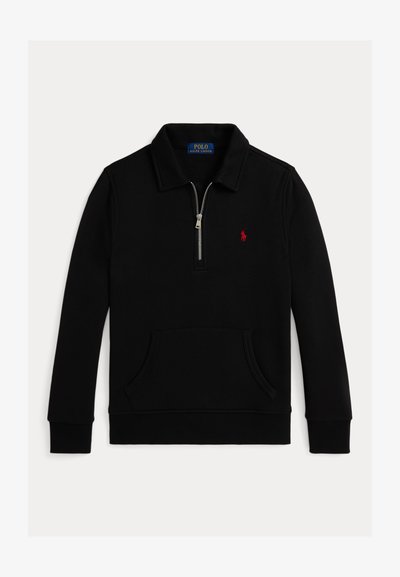 Pullover in pile nero con colletto a mezza zip, tasca frontale tipo kangaroo, polsini a coste e un piccolo logo rosso sul lato sinistro del petto.