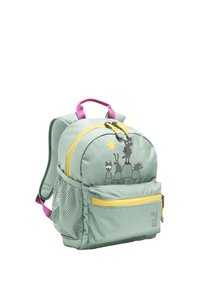 Μικρό πράσινο σακίδιο με κίτρινους φερμουάρ, ροζ χειρολαβή, πλέγμα στην πλαϊνή τσέπη και καρτούν ζώα κάτω από ένα γραφικό ήλιου στην μπροστινή τσέπη.