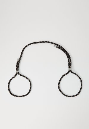 Accesorio de cordón trenzado negro con dos asas circulares. Presenta acentos metálicos y un diseño estampado a lo largo de la longitud de las correas.