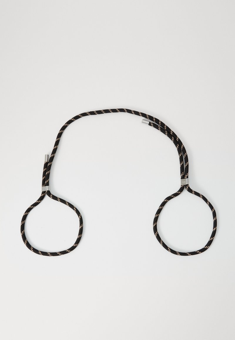 Accesorio de cordón trenzado negro con dos asas circulares. Presenta acentos metálicos y un diseño estampado a lo largo de la longitud de las correas.