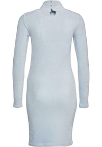Helles blaues, geripptes Kleid mit langen Ärmeln, hohem Kragen und einem Schlüsselloch-Detail im Rücken. Verfügt über drei Knopfverzierungen am Halsauschnitt.