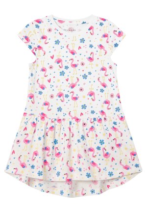 Hvid kortærmet kjole med pink flamingoer, blå og gule blomster og små hjerte mønstre, med en rynket nederdel og rund halsudskæring.