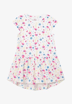 Robe blanche à manches courtes avec des flamants roses, des fleurs bleues et jaunes, et de petits motifs en forme de cœur, avec une jupe froncée et un col rond.