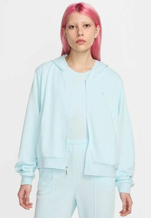 Felpa zip blu chiaro in morbido tessuto con cappuccio, caratterizzata da un piccolo logo Nike sul petto e polsini a coste.
