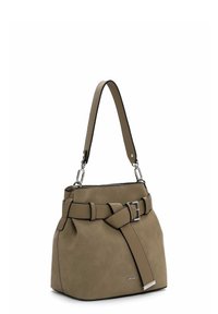 Sac à main marron clair avec une large bandoulière, une ceinture à boucle décorative et des accents métalliques argentés, présenté légèrement en angle sur un fond blanc.