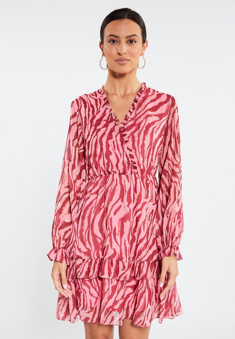 Rochie cu imprimeu animal roz, cu mâneci lungi, tiv ondulat și decolteu în V. Fabricată dintr-un material ușor, cu un design fluid și o apariție texturată.