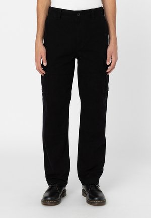 Pantalones cargo negros con un corte relajado, hechos de un tejido duradero. Cuentan con múltiples bolsillos laterales y un cierre de botón en la cintura.
