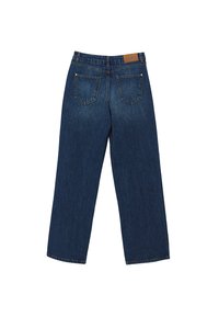 Mörkblå denimjeans med vida ben, två bakfickor och en läderpatch med varumärke vid midjan.