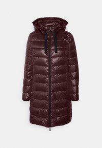 Long manteau matelassé rembourré de couleur bordeaux foncé avec capuche, cordons noirs et fermeture éclair à l'avant s'étendant jusqu'à mi-cuisse.