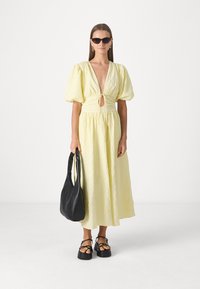 Abercrombie & Fitch PUFF SLEEVE PLUNGE FLOWY - Maxi šaty - pastel yellow