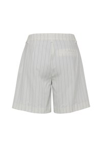 Bílé kraťasy s tenkými svislými modrými pruhy, s plochým předním dílem, jednou zadní kapsou a čistým, upraveným střihem.