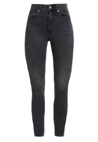 Jeans ajustados negros de denim con una textura ligeramente desgastada, con cierre frontal de botón y diseño clásico de cinco bolsillos.