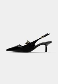 Décolleté in vernice nera con cinturino alla caviglia, punta affusolata, dotate di doppi dettagli in oro e un sottile tacco a stiletto.
