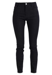 Mustat kapeat farkut, jotka on valmistettu denimistä. Ominaisuuksiin kuuluu korkea vyötärö, viisi taskua ja hopeinen nappi suljettuna.